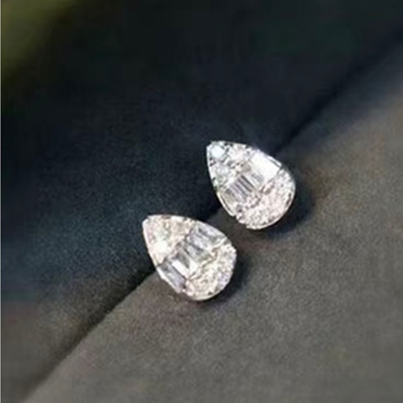 14k White Gold Pear Cut Sparkling Stud Earrings Elegant Zirconia / Diamond Look - Picture 4 of 6